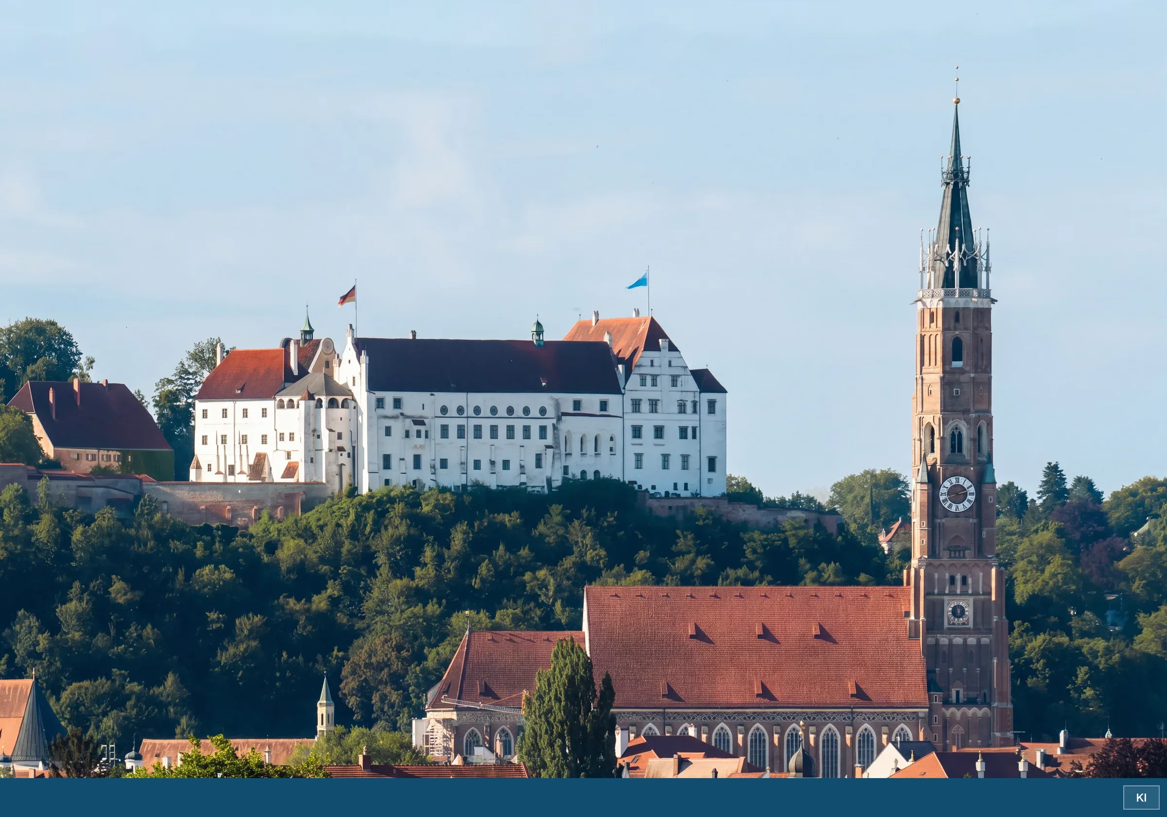 Blick auf Landshut mit der Burg Trausnitz über der Altstadt und dem Turm von St. Martin