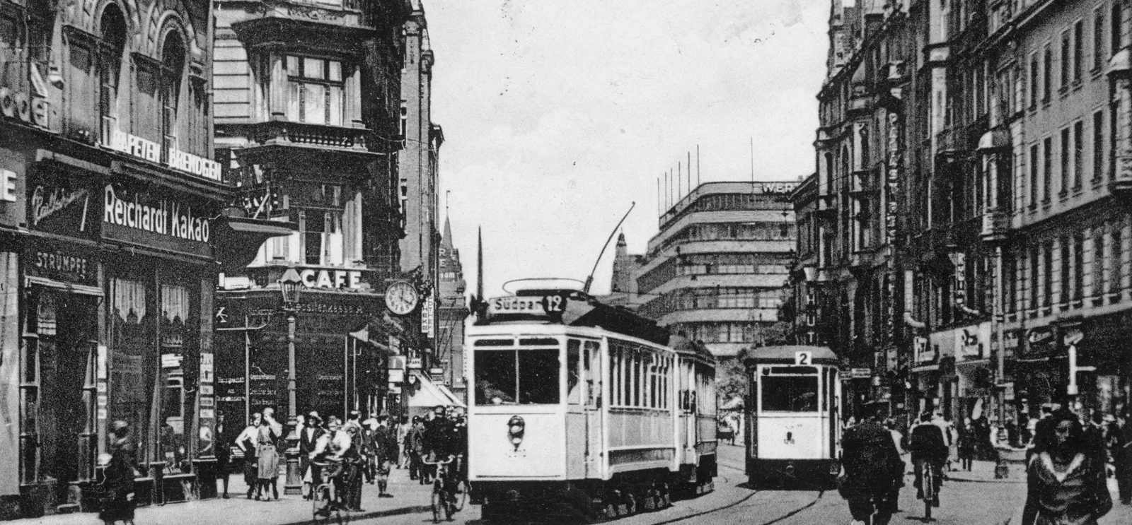 Schweidnitzer Straße in Breslau in den 1930er Jahren mit Straßenbahnen, Radfahrern, Passanten und dem Warenhaus Wertheim