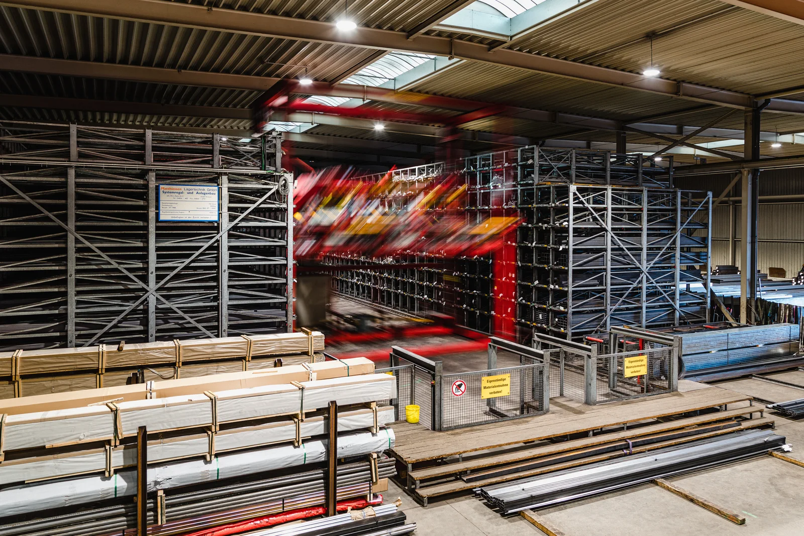 Lagerhalle mit Stahlprofilen und Abholbereich im Stahl-Logistik-Center Ergolding