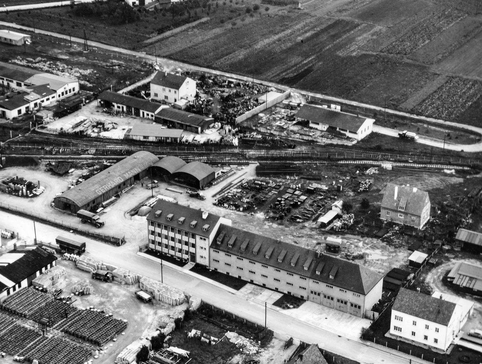 Historische Luftaufnahme des Firmengeländes an der Benzstraße