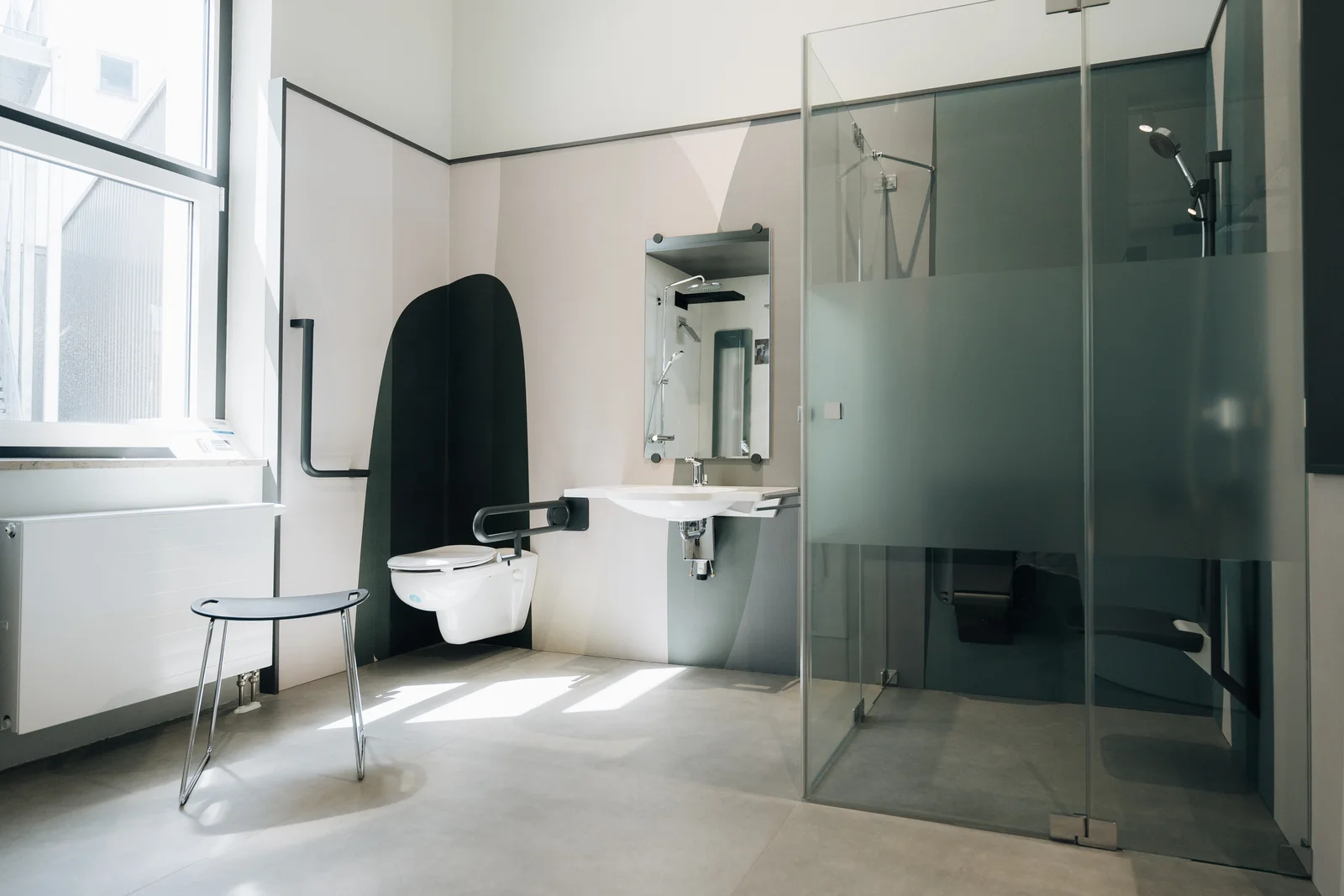 Barrierefreie Badausstellung mit Duschsitz, Haltegriffen und bodengleicher Dusche