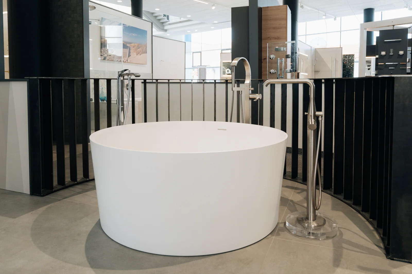 Freistehende weiße Badewanne in der Gerhard-Mann-Badausstellung