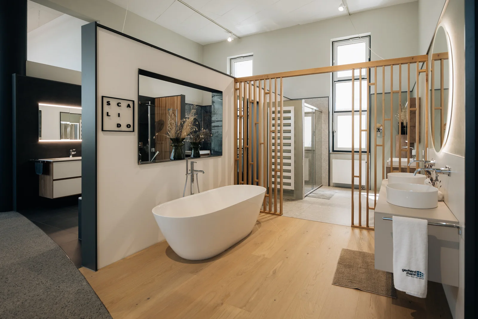 Freistehende Badewanne und Badmöbel in der Gerhard-Mann-Ausstellung
