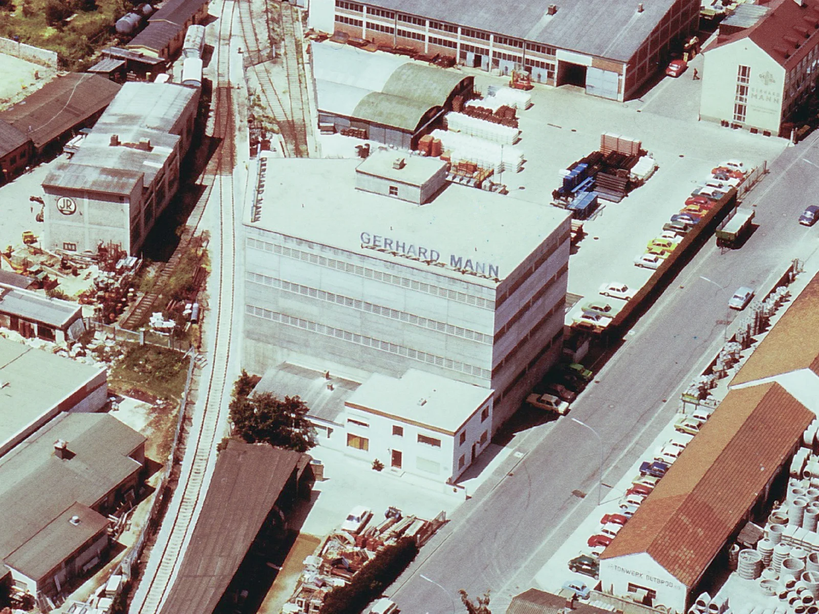 Luftaufnahme der Benzstraße von 1971 mit dem fünfgeschossigen Gerhard-Mann-Gebäude und Schriftzug auf dem Dach