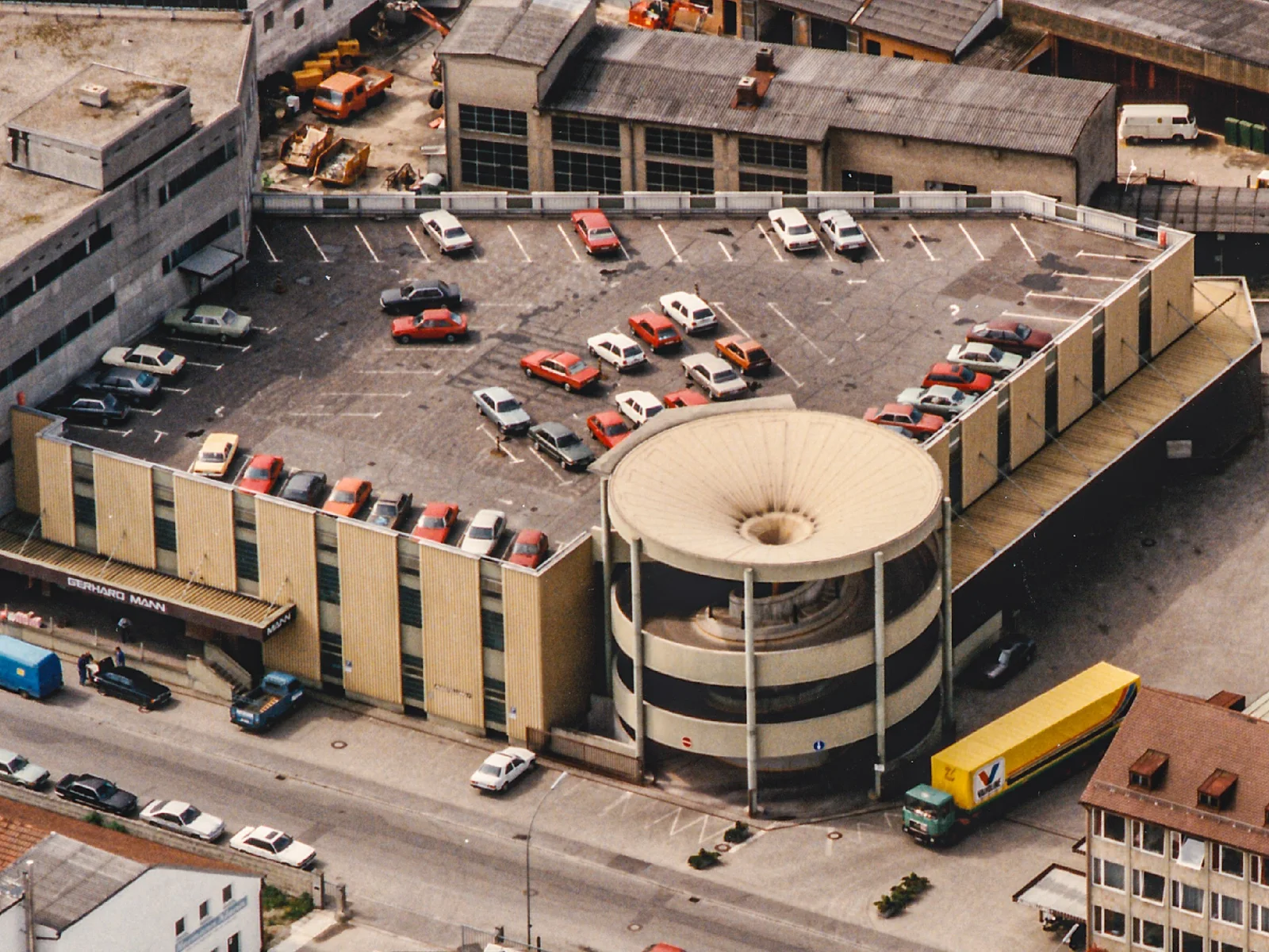 Luftaufnahme aus den 80er Jahren: Lagerhaus an der Benzstraße mit Parkdeck auf dem Dach und rundem Auffahrtskreisel